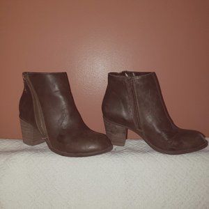 Diba Pilot brown zipper ankle bootie - size 71/2